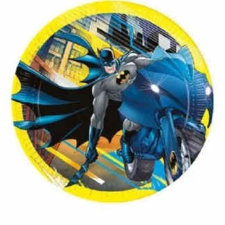 Batman papirnati tanjur 23 cm s motivom Batmana na motociklu u akciji kroz Gotham City. Savršen dodatak Batman rođendanima i superjunačkim zabavama.