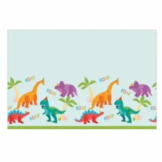 PVC stolnjak 120x180 cm s veselim motivima šarenih dinosaura, palmi i natpisom "Roar". Idealan za dinosaur rođendane i dječje tematske zabave.
