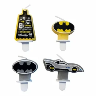 Batman set od 4 svijeće za tortu ~3 cm s motivima Batman znaka i Batmobilea. Superherojski detalj za Batman rođendansku tortu.