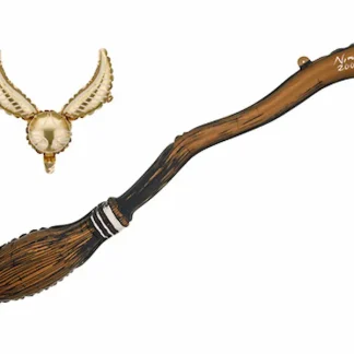 Harry Potter set od dva folijska balona – zlatna krilata Zlatna zvrčka ~32 x 25 cm i smeđa čarobnjačka metla Nimbus 2000 ~16 x 120 cm. Tematska dekoracija za Harry Potter rođendan.