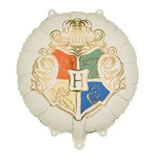 Harry Potter okrugli folijski balon ~35 cm s grbom Hogwartsa, simbolima četiri školska doma i raskošnim zlatnim ornamentima na kremastoj pozadini. Čarobna dekoracija za Harry Potter rođendan.