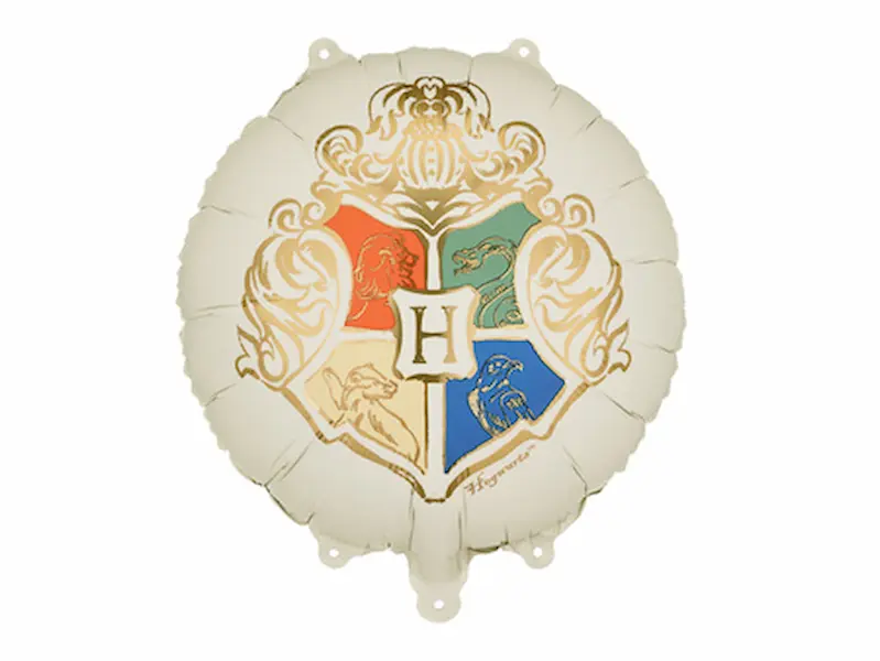 Harry Potter okrugli folijski balon ~35 cm s grbom Hogwartsa, simbolima četiri školska doma i raskošnim zlatnim ornamentima na kremastoj pozadini. Čarobna dekoracija za Harry Potter rođendan.
